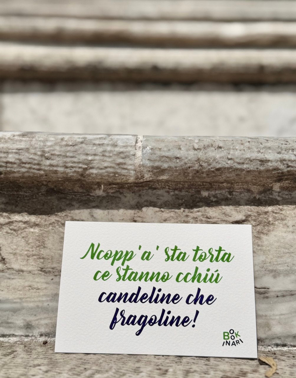 <b> BIGLIETTO D'AUGURI </b> <br>"Ncopp' 'a sta torta ce stanno cchiù candeline che fragoline."