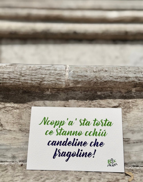 <b> BIGLIETTO D'AUGURI </b> <br>"Ncopp' 'a sta torta ce stanno cchiù candeline che fragoline."