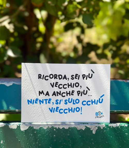 <b> BIGLIETTO D'AUGURI </b> <br> "Ricorda, sei più vecchio, ma anche più… niente, si' sulo cchiù viecchio!"