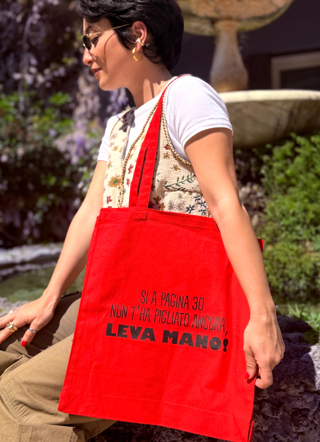 <b> SHOPPER </b> <br> "Si a pagina 30 nun t'a pigliato, leva mano!"