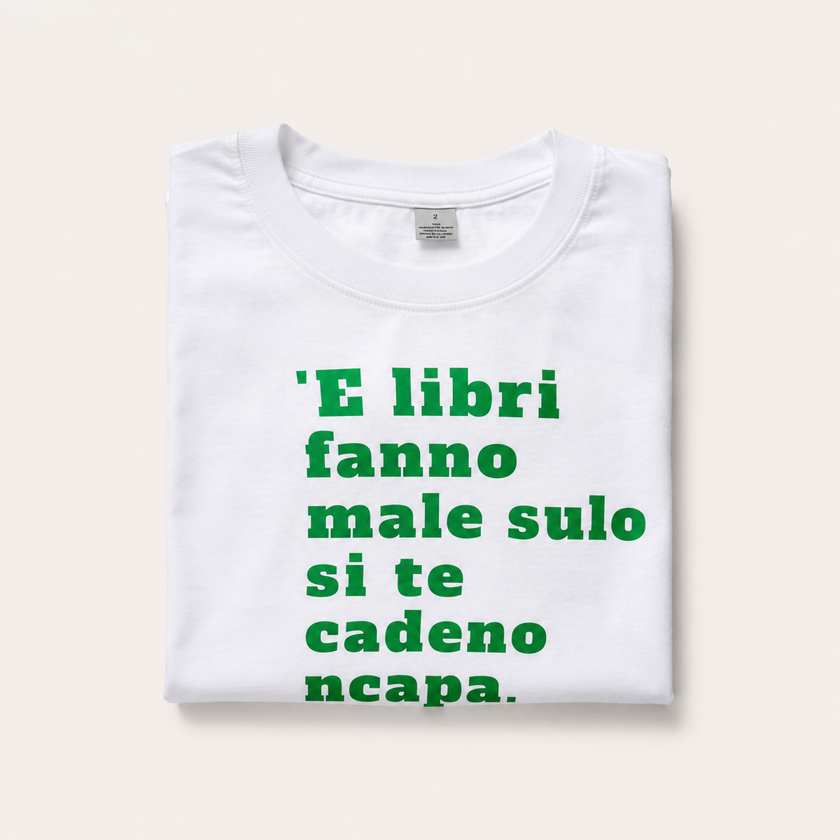 T-shirt: "'E libri fanno male sulo si te cadeno ncapa"
