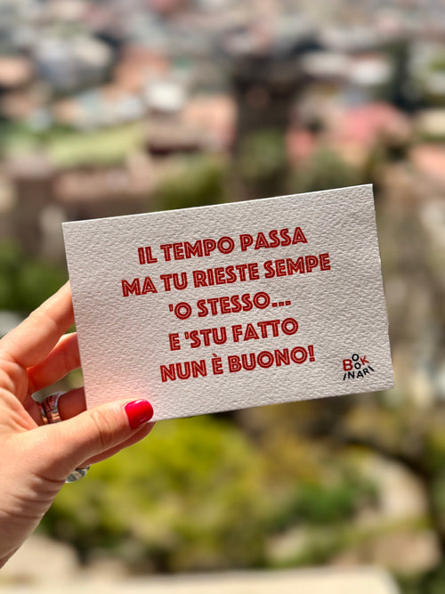 <b> BIGLIETTO D'AUGURI </b> <br> "Il tempo passa ma tu rieste sempe'o stesso e stu fatto nun è buono."